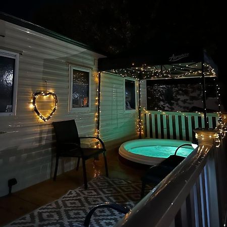 Tattershall Lakes Hot Tub Lodge Breaks Extérieur photo