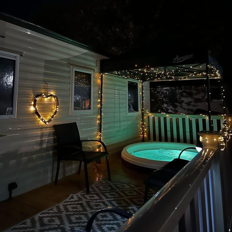 Tattershall Lakes Hot Tub Lodge Breaks Extérieur photo
